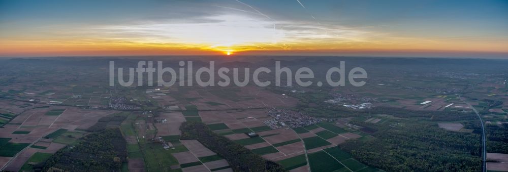 Luftaufnahme Steinweiler - Sonnen- Untergang über der Landschaft der Pfälzer Rheinebene in Steinweiler im Bundesland Rheinland-Pfalz, Deutschland