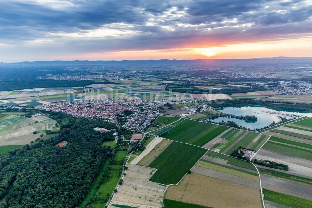 Luftaufnahme Waldsee - Sonnen- Untergang über der Landschaft der Rheinebene in Waldsee im Bundesland Rheinland-Pfalz, Deutschland