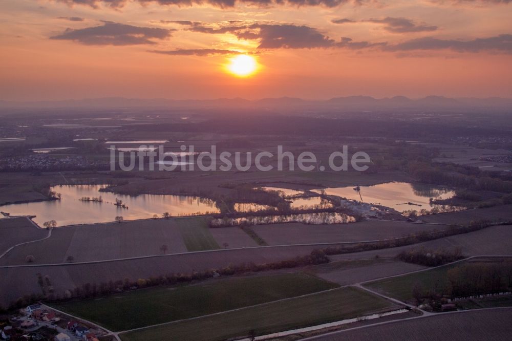 Neupotz aus der Vogelperspektive: Sonnen- Untergang über der Landschaft mit See in Neupotz im Bundesland Rheinland-Pfalz