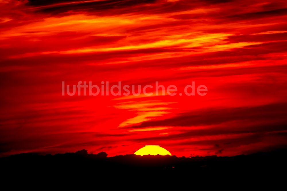 Dortmund von oben - Sonnen- Untergang über der Landschaft des Stadtgebietes in Dortmund im Bundesland Nordrhein-Westfalen, Deutschland