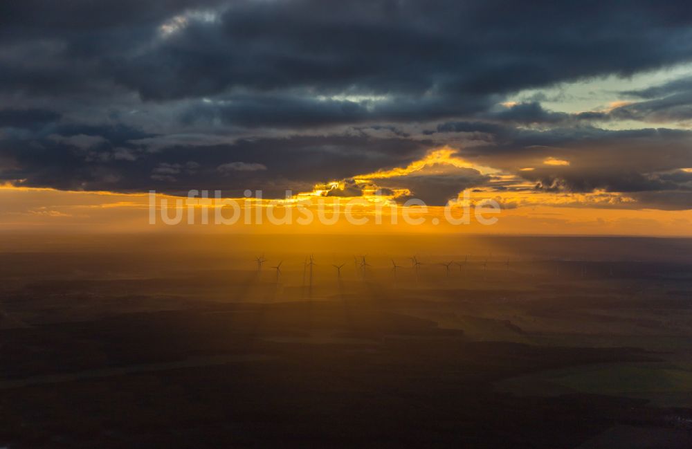 Wiesenburg/Mark aus der Vogelperspektive: Sonnen- Untergang über der Landschaft in Wiesenburg/Mark im Bundesland Brandenburg, Deutschland