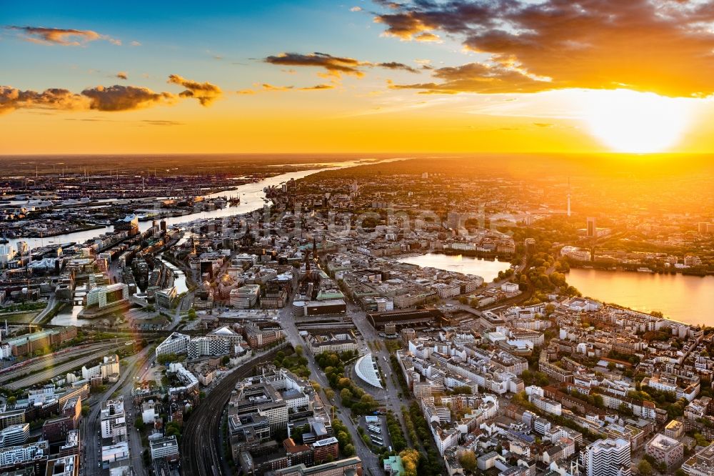 Luftbild Hamburg - Sonnen- Untergang über dem Stadtzentrum in Hamburg, Deutschland