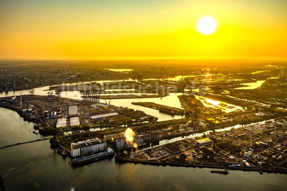 Luftaufnahme Hamburg - Sonnenaufgang über dem Containerterminal Tollerort im Containerhafen des Überseehafen im Stadtteil Steinwerder in Hamburg