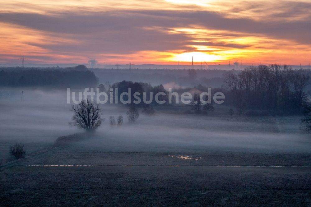 Luftbild Wörth am Rhein - Sonnenaufgang über einem nebligen Feld in Wörth am Rhein im Bundesland Rheinland-Pfalz