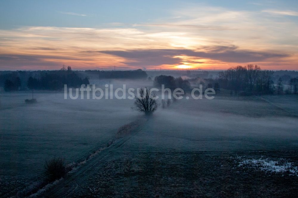 Luftaufnahme Wörth am Rhein - Sonnenaufgang über einem nebligen Feld in Wörth am Rhein im Bundesland Rheinland-Pfalz