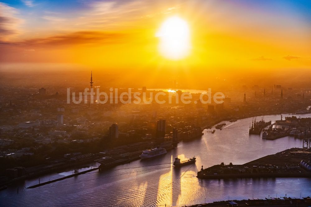 Hamburg von oben - Sonnenaufgang über dem Innenstadt- Stadtzentrum im Ortsteil Altonaer Fischmarkt in Hamburg, Deutschland