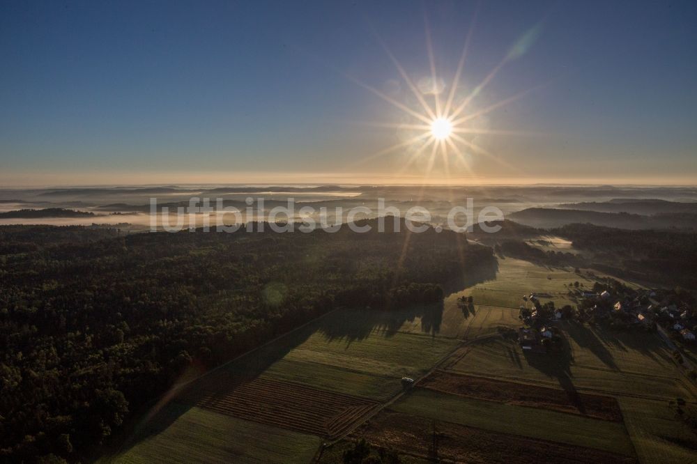 Obersontheim aus der Vogelperspektive: Sonnenaufgang über der Landschaft über dem Fischachtal in Obersontheim im Bundesland Baden-Württemberg