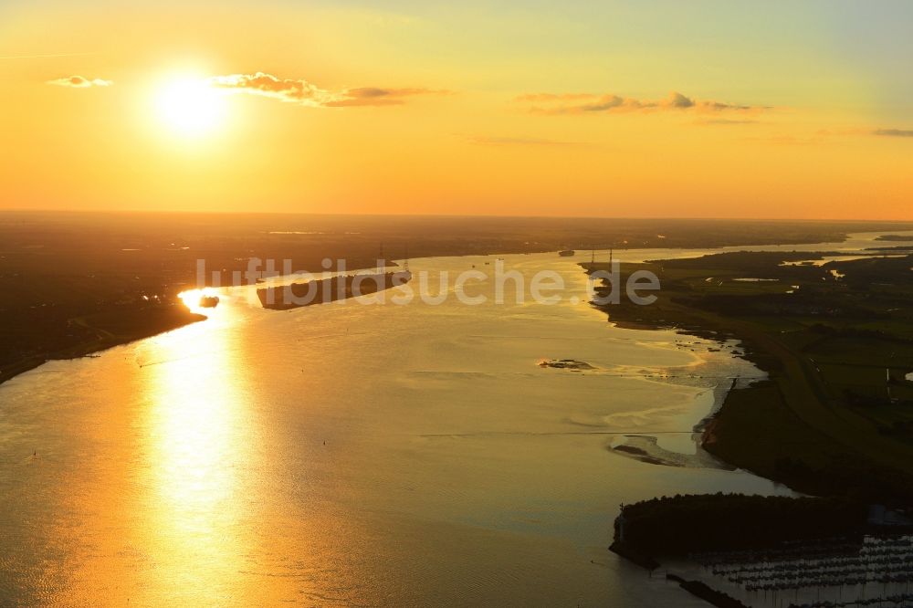 Luftaufnahme Wedel - Sonnenaufgang über der Landschaft des Elbe - Flußverlaufes in Wedel im Bundesland Schleswig-Holstein