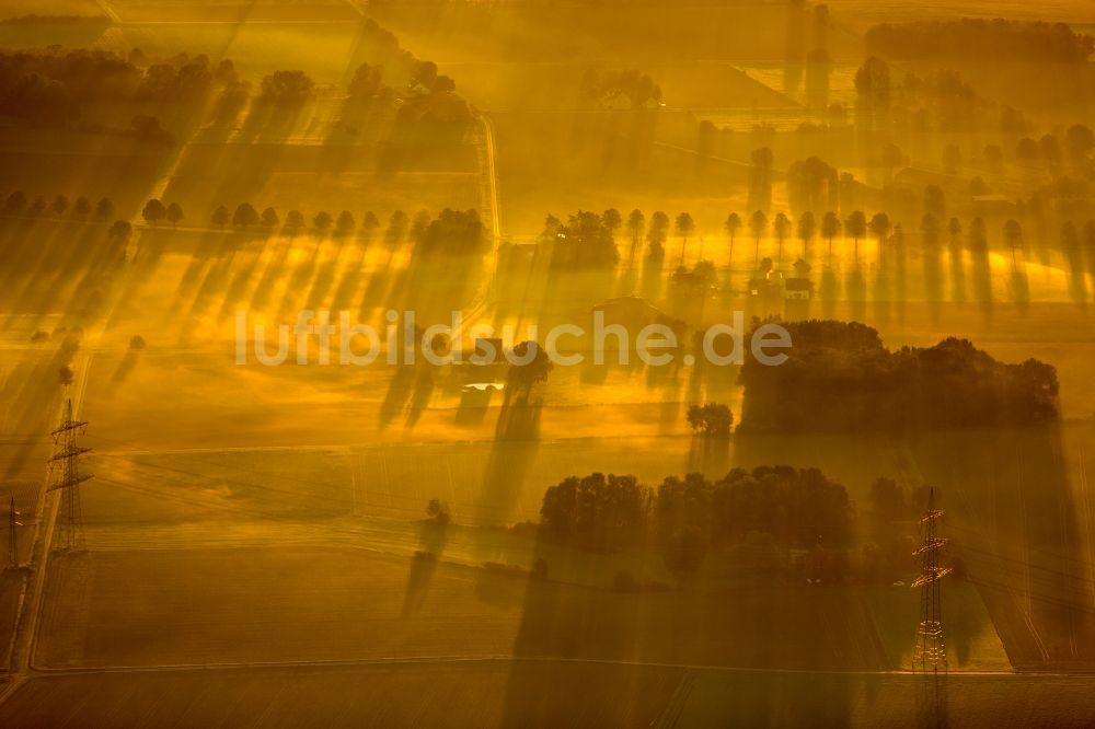 Hamm aus der Vogelperspektive: Sonnenaufgang über der Landschaft des östlichen Stadtrandes mit Gehöften und Bauernschaften in Hamm im Bundesland Nordrhein-Westfalen