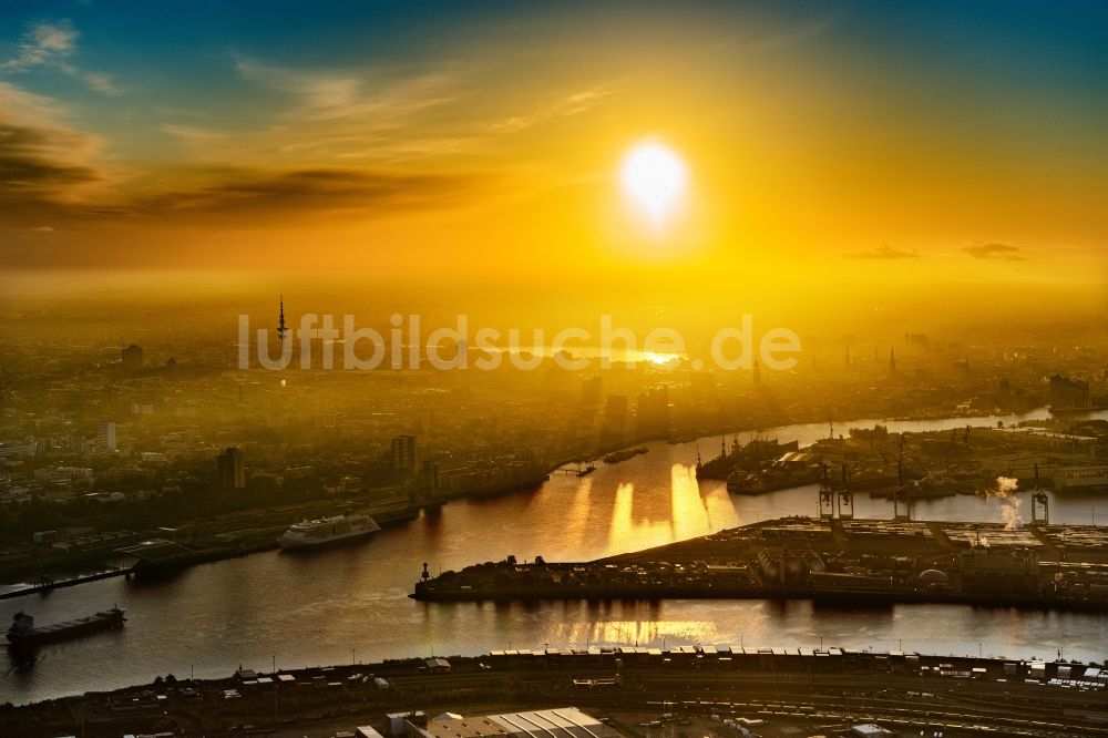 Hamburg von oben - Sonnenaufgang über dem Stadtzentrum in der Innenstadt im Ortsteil Neustadt in Hamburg, Deutschland