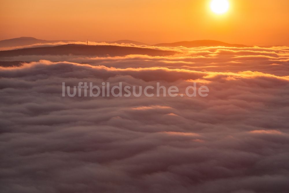 Sächsische Schweiz von oben - Sonnenaufgang über den Wolken in der Sächsischen Schweiz im Bundesland Sachsen