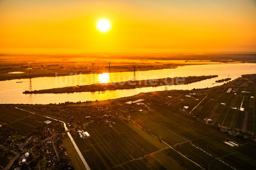 Luftaufnahme Steinkirchen - Sonnenaufgang Elbinsel Lühesand in Steinkirchen im Bundesland Niedersachsen, Deutschland