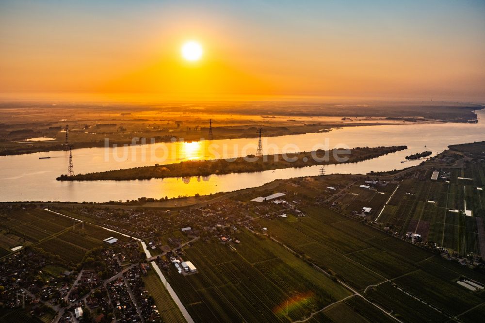 Steinkirchen von oben - Sonnenaufgang Elbinsel Lühesand in Steinkirchen im Bundesland Niedersachsen, Deutschland