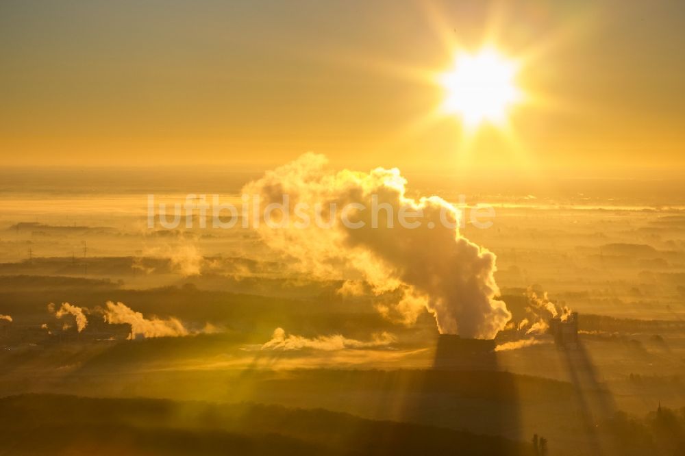 Hamm von oben - Sonnenaufgang am Kohlekraftwerk der RWE im Ortsteil Schmehausen von Hamm in Nordrhein-Westfalen