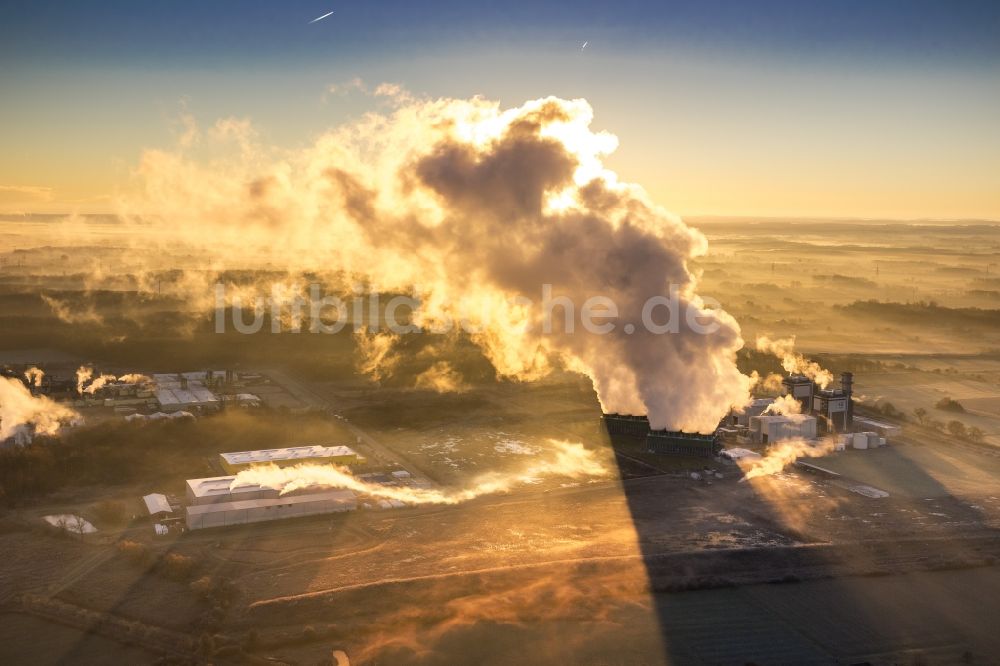 Hamm von oben - Sonnenaufgang am Kohlekraftwerk der RWE im Ortsteil Schmehausen von Hamm in Nordrhein-Westfalen