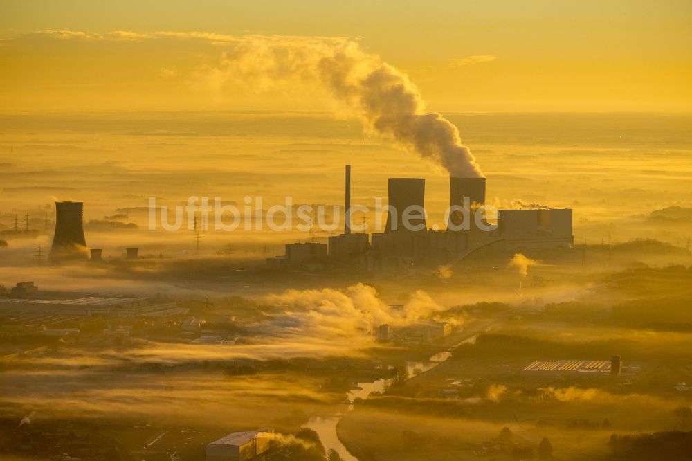 Hamm von oben - Sonnenaufgang am Kohlekraftwerk der RWE im Ortsteil Schmehausen von Hamm in Nordrhein-Westfalen