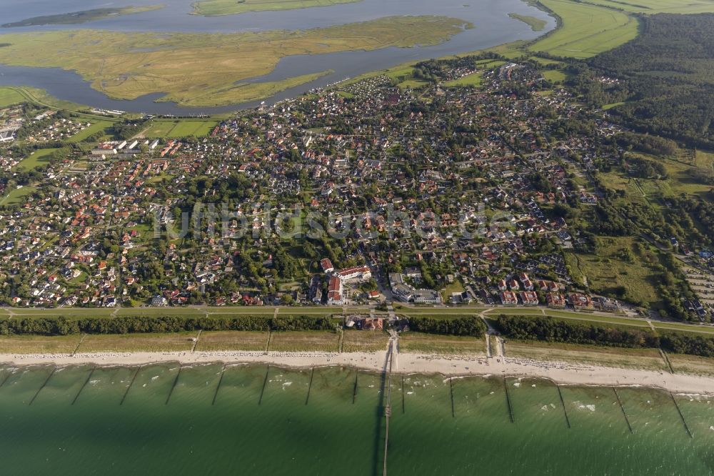 Zingst von oben - Sonnenbad, Baden und Erholung am Ostsee - Strand in Zingst im Bundesland Mecklenburg-Vorpommern