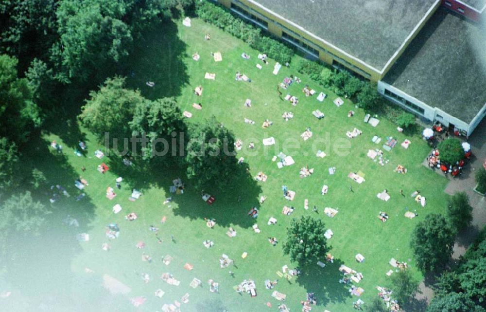 Luftaufnahme Berlin - Sonnenbaden im Monbijoibad in Berlin-Mitte