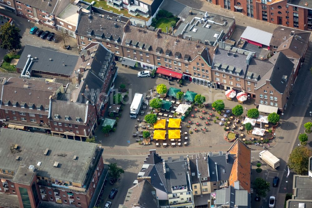 Wesel aus der Vogelperspektive: Sonnenschirme, Tische und Sitzbänke der Freiluft- Gaststätten am Kornmarkt in Wesel im Bundesland Nordrhein-Westfalen