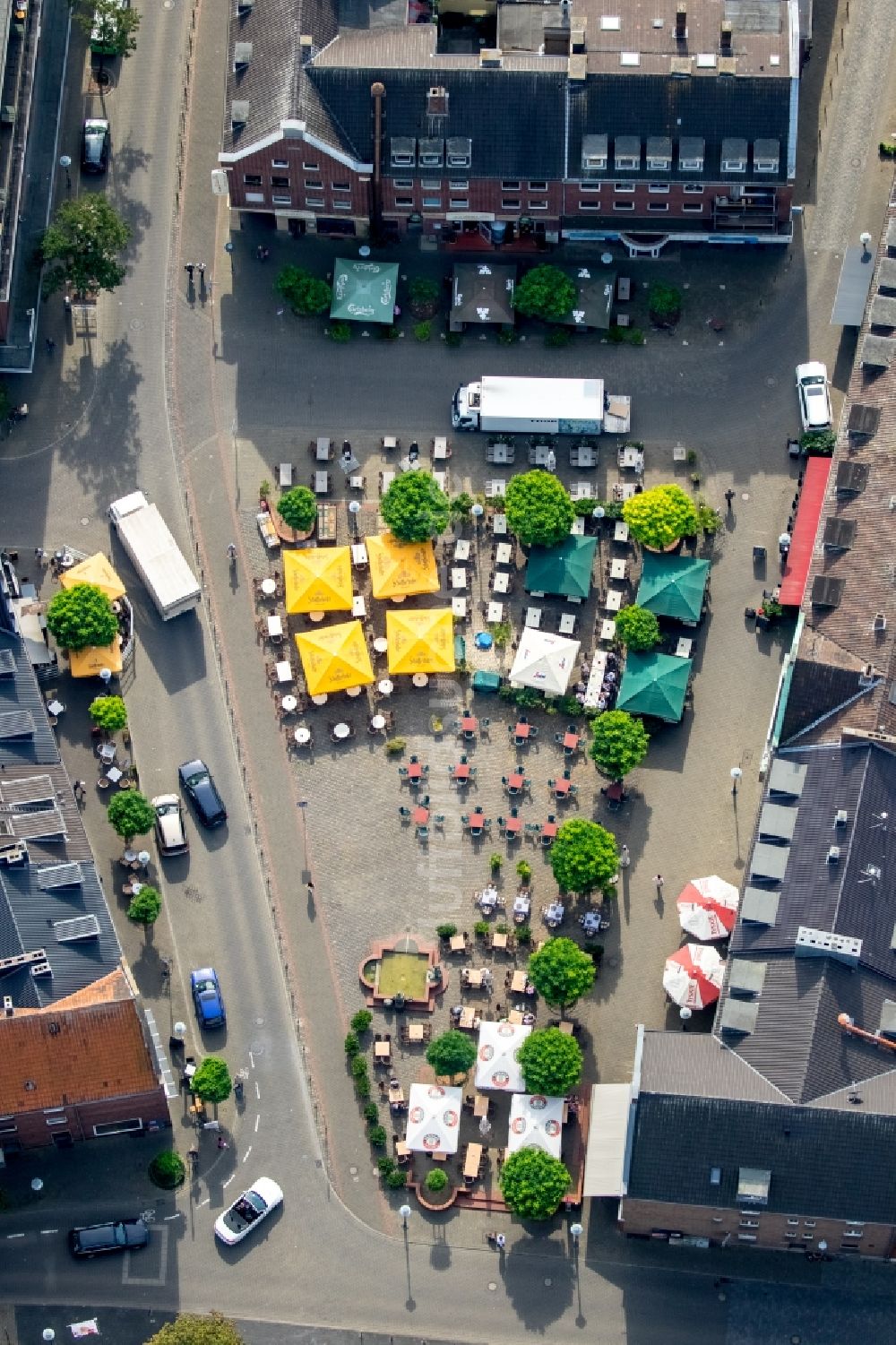 Luftbild Wesel - Sonnenschirme, Tische und Sitzbänke der Freiluft- Gaststätten am Kornmarkt in Wesel im Bundesland Nordrhein-Westfalen