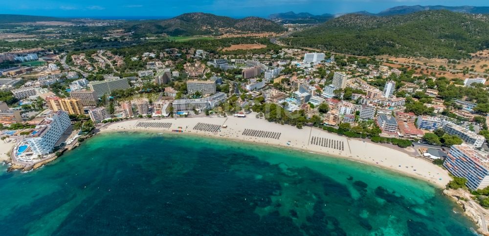 Luftbild Palmanova - Sonnenschirmreihen am Sand- Strand im Küstenbereich des Palmanova Beach - Platja de na Nadala in Palmanova in Balearische Insel Mallorca, Spanien