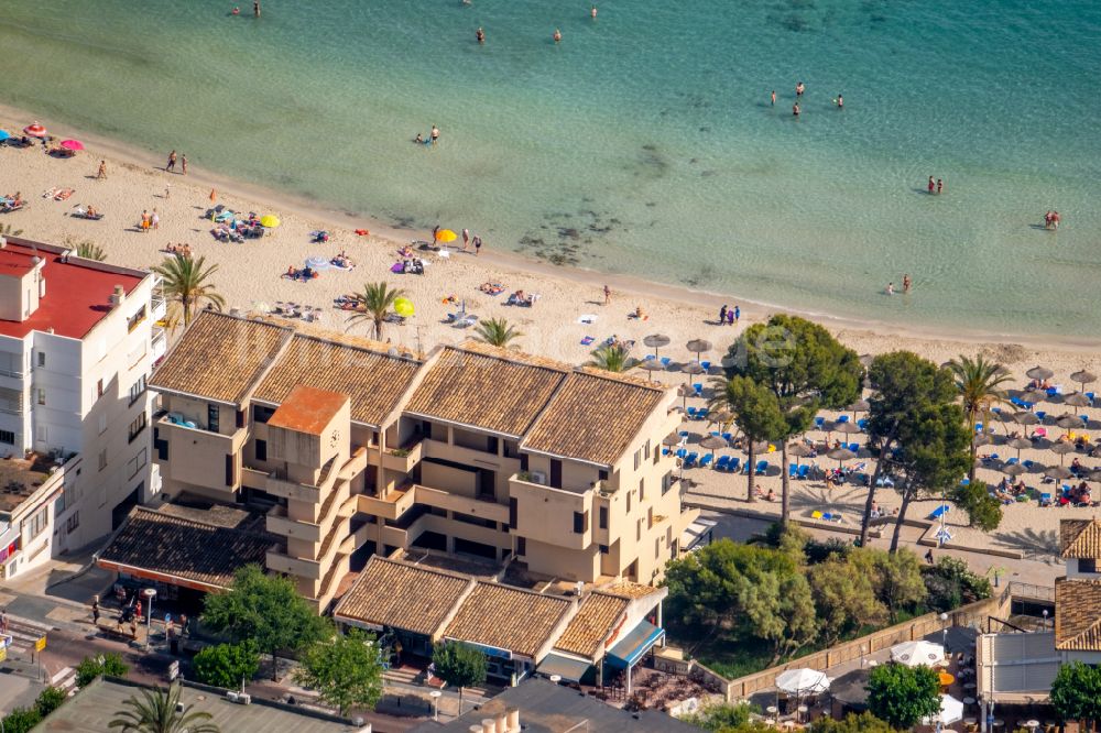 Peguera aus der Vogelperspektive: Sonnenschirmreihen am Sand- Strand im Küstenbereich des Platja Palmira entlang der Promenade des Bulevar de Peguera in Peguera in Balearische Insel Mallorca, Spanien