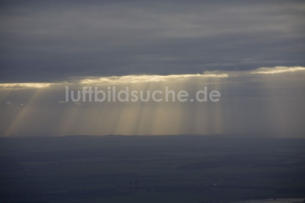 Torgau aus der Vogelperspektive: Sonnenstrahlen in der Abenst - Stimmung beim Sonnenuntergang am Horizont über Torgau im Bundesland Sachsen