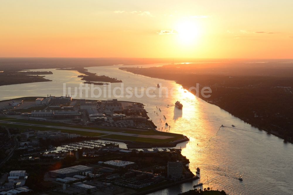 Luftaufnahme Hamburg - Sonnenuntergang über der Landschaft dem Werksflughafen von Airbus in Finkenwerder in Hamburg