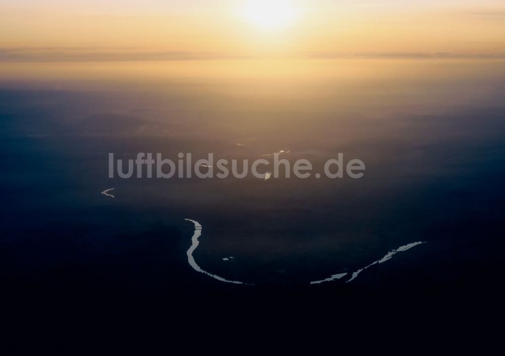 Marktheidenfeld aus der Vogelperspektive: Sonnenuntergang über dem Main bei Marktheidenfeld im Bundesland Bayern