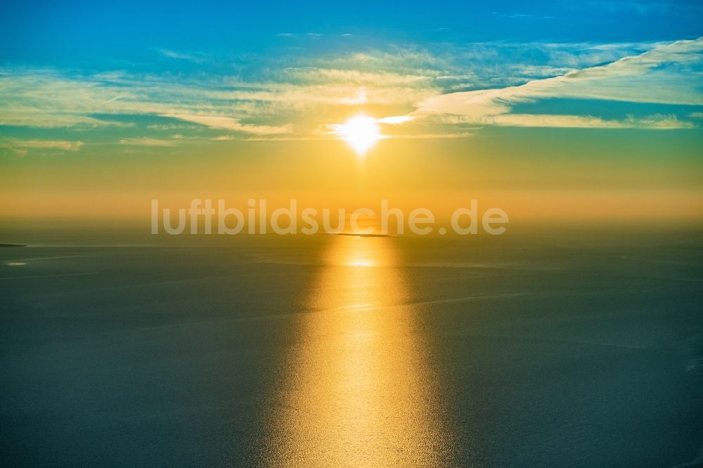 Luftaufnahme Friedrichskoog - Sonnenuntergang über der Nordsee- Küste vor Friedrichskoog im Bundesland Schleswig-Holstein, Deutschland