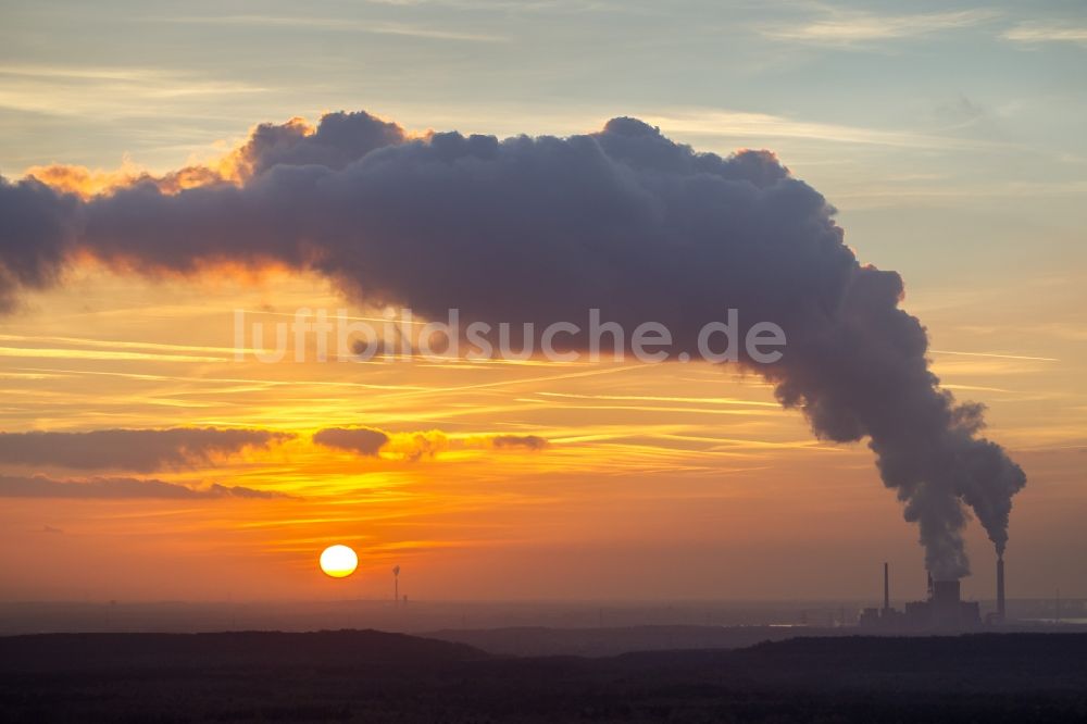 Hünxe von oben - Sonnenuntergang über Voerde und Dinslaken bei Hünxe im Ruhrgebiet in Nordrhein-Westfalen