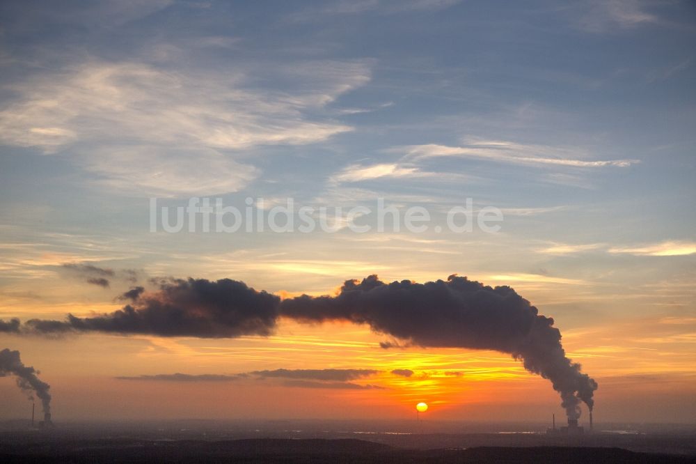 Hünxe aus der Vogelperspektive: Sonnenuntergang über Voerde und Dinslaken bei Hünxe im Ruhrgebiet in Nordrhein-Westfalen