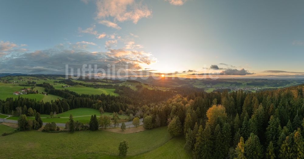 Luftbild Langenried - Sonnenuntergang über Wald- und Wiesenlandschaft in Langenried im Bundesland Bayern, Deutschland