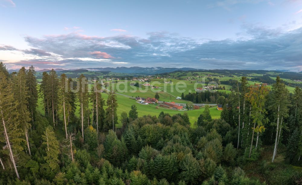 Luftaufnahme Langenried - Sonnenuntergang über Wald- und Wiesenlandschaft in Langenried im Bundesland Bayern, Deutschland