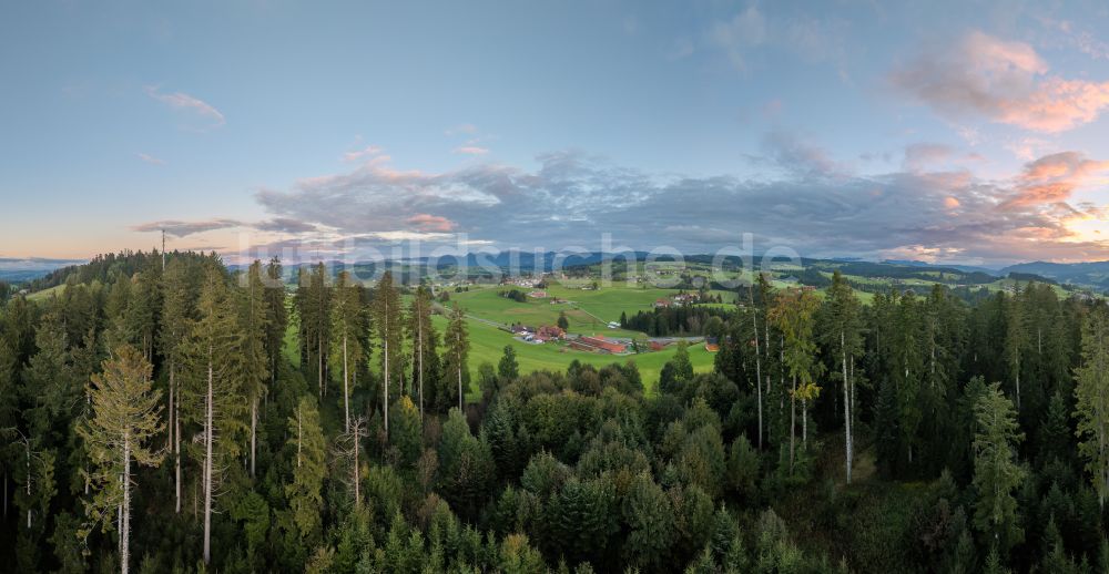 Langenried von oben - Sonnenuntergang über Wald- und Wiesenlandschaft in Langenried im Bundesland Bayern, Deutschland