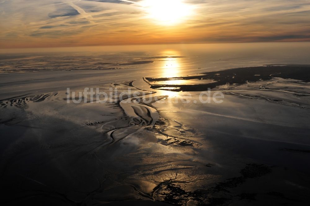 Emden aus der Vogelperspektive: Sonnenuntergang über dem Wattenmeer bei Emden