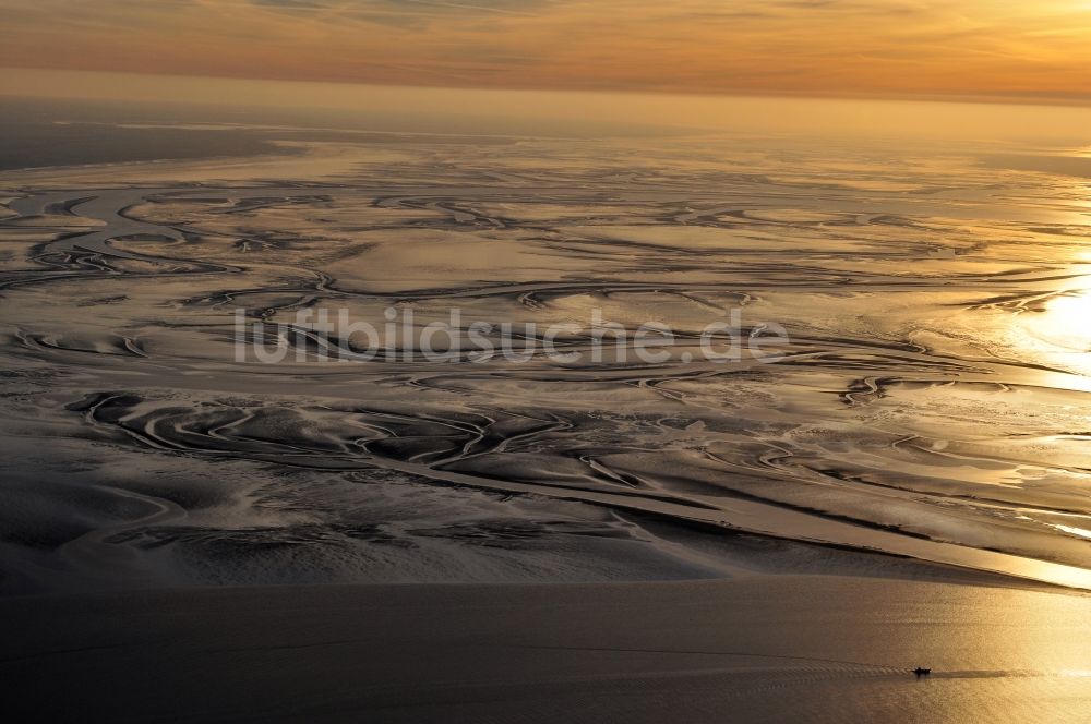 Luftbild Emden - Sonnenuntergang über dem Wattenmeer bei Emden