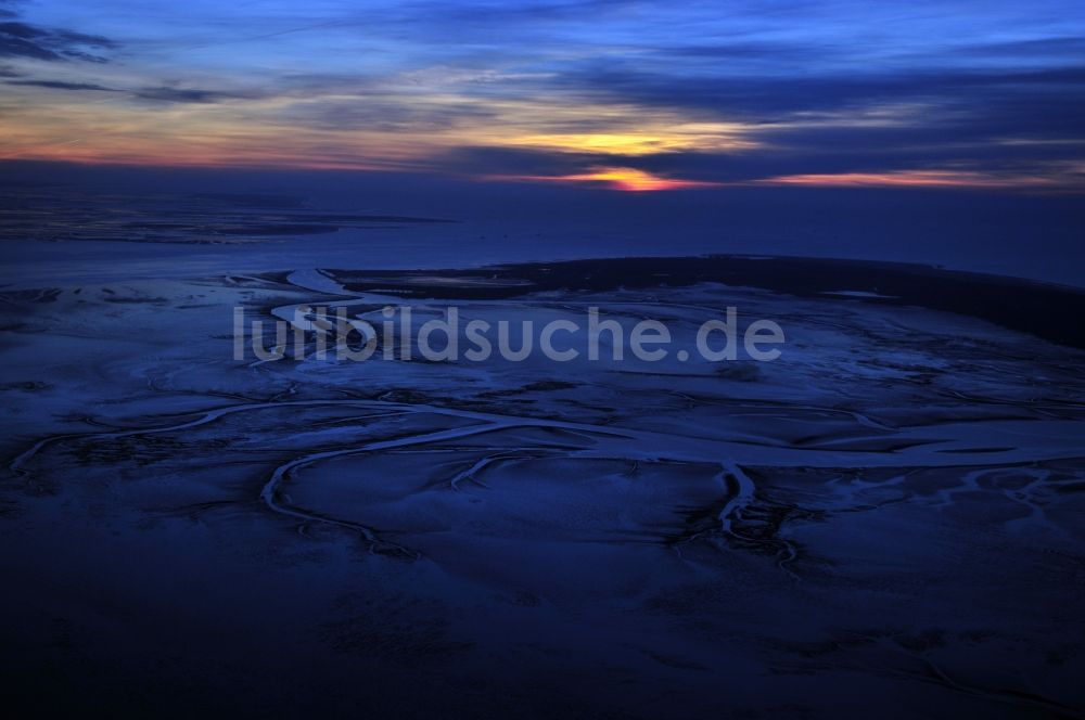 Emden aus der Vogelperspektive: Sonnenuntergang über dem Wattenmeer bei Emden