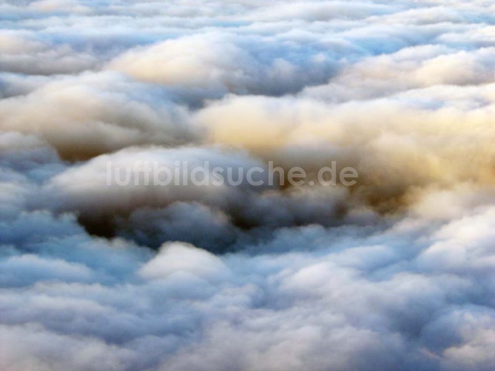 Brand aus der Vogelperspektive: Sonnenuntergang über den Wolken bei Brand / Brandenburg