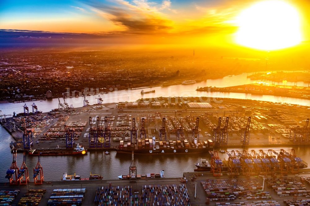 Hamburg von oben - Sonnenuntergang im Containerhafen des Überseehafen der EUROGATE Container Terminal Hamburg GmbH in Hamburg