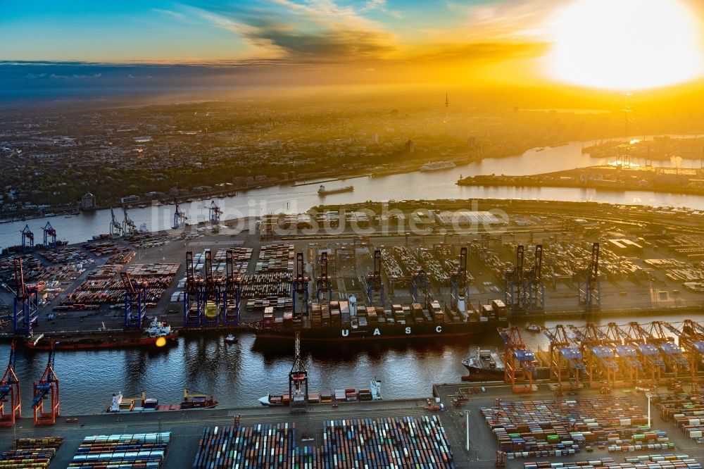 Hamburg aus der Vogelperspektive: Sonnenuntergang im Containerhafen des Überseehafen der EUROGATE Container Terminal Hamburg GmbH in Hamburg