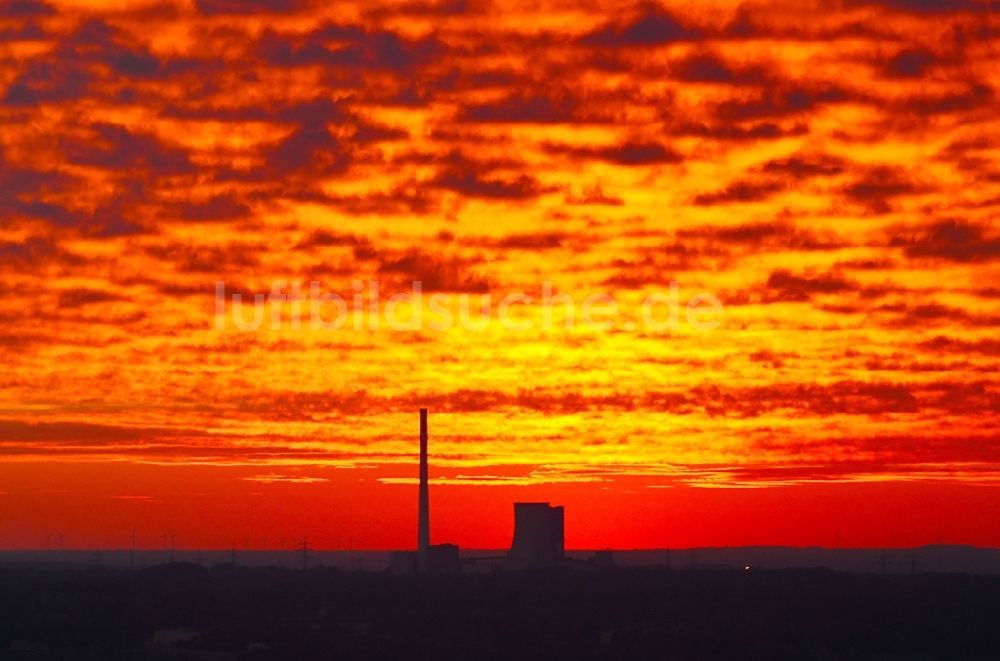 Ibbenbüren von oben - Sonnenuntergang an den Kraftwerksanlagen des Heizkraftwerkes im Ortsteil Schafberg in Ibbenbüren im Bundesland Nordrhein-Westfalen, Deutschland