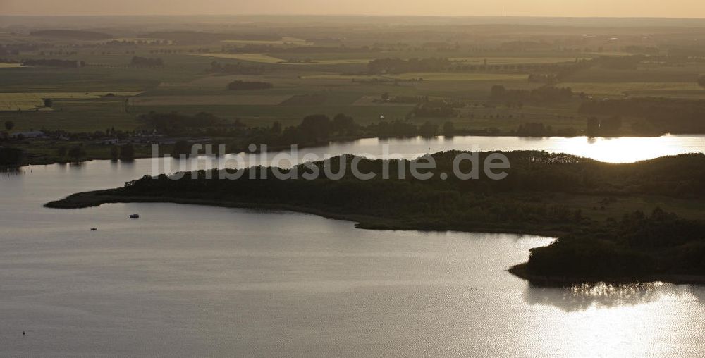 Röbel / Müritz aus der Vogelperspektive: Sonnenuntergang / Landschaftsstimmung am Ufer der Müritz in Mecklenburg- Vorpommern