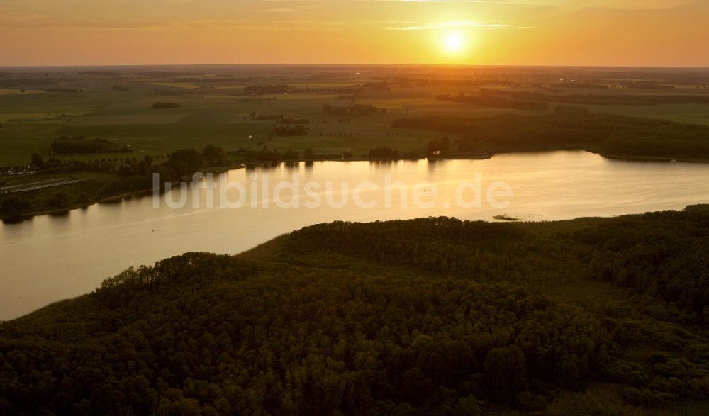 Luftbild Röbel / Müritz - Sonnenuntergang / Landschaftsstimmung am Ufer der Müritz in Mecklenburg- Vorpommern