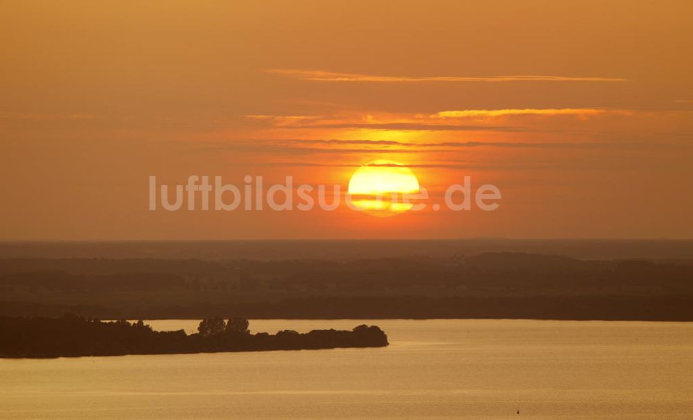 Luftaufnahme Röbel / Müritz - Sonnenuntergang / Landschaftsstimmung am Ufer der Müritz in Mecklenburg- Vorpommern