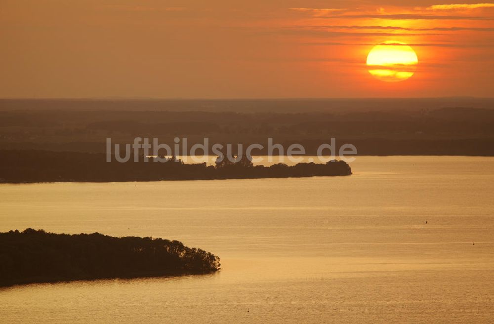 Röbel / Müritz von oben - Sonnenuntergang / Landschaftsstimmung am Ufer der Müritz in Mecklenburg- Vorpommern