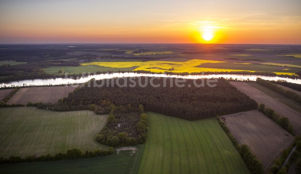 Lärz von oben - Sonnenuntergang am Müritzarm an der Mecklenburgische Seenplatte in Lärz im Bundesland Mecklenburg-Vorpommern