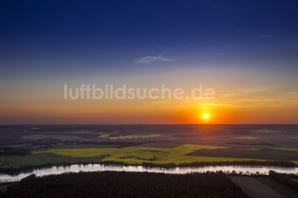 Luftbild Lärz - Sonnenuntergang am Müritzarm an der Mecklenburgische Seenplatte in Lärz im Bundesland Mecklenburg-Vorpommern