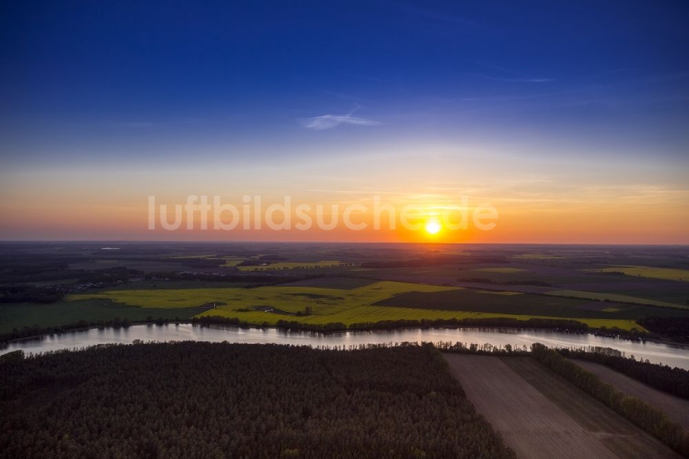 Luftaufnahme Lärz - Sonnenuntergang am Müritzarm an der Mecklenburgische Seenplatte in Lärz im Bundesland Mecklenburg-Vorpommern