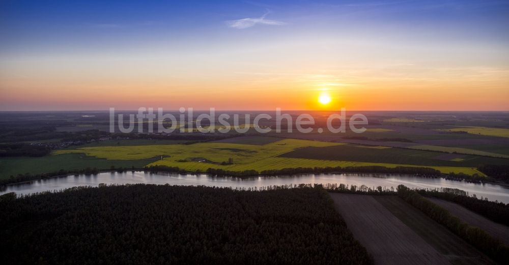 Lärz von oben - Sonnenuntergang am Müritzarm an der Mecklenburgische Seenplatte in Lärz im Bundesland Mecklenburg-Vorpommern